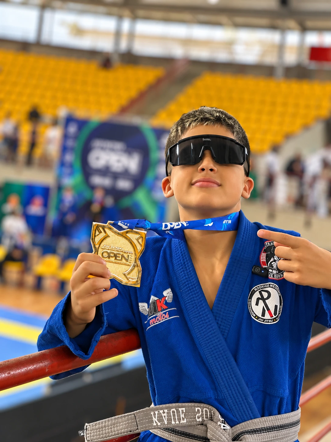 Kauê Sousa exibindo medalha dourada