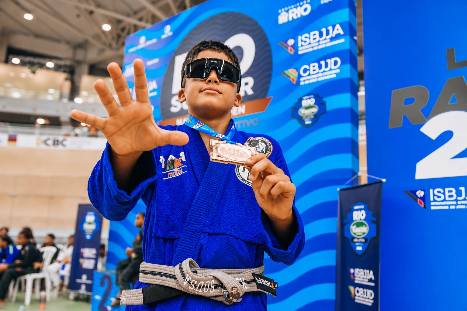 Kauê Sousa em pose de competição com medalha